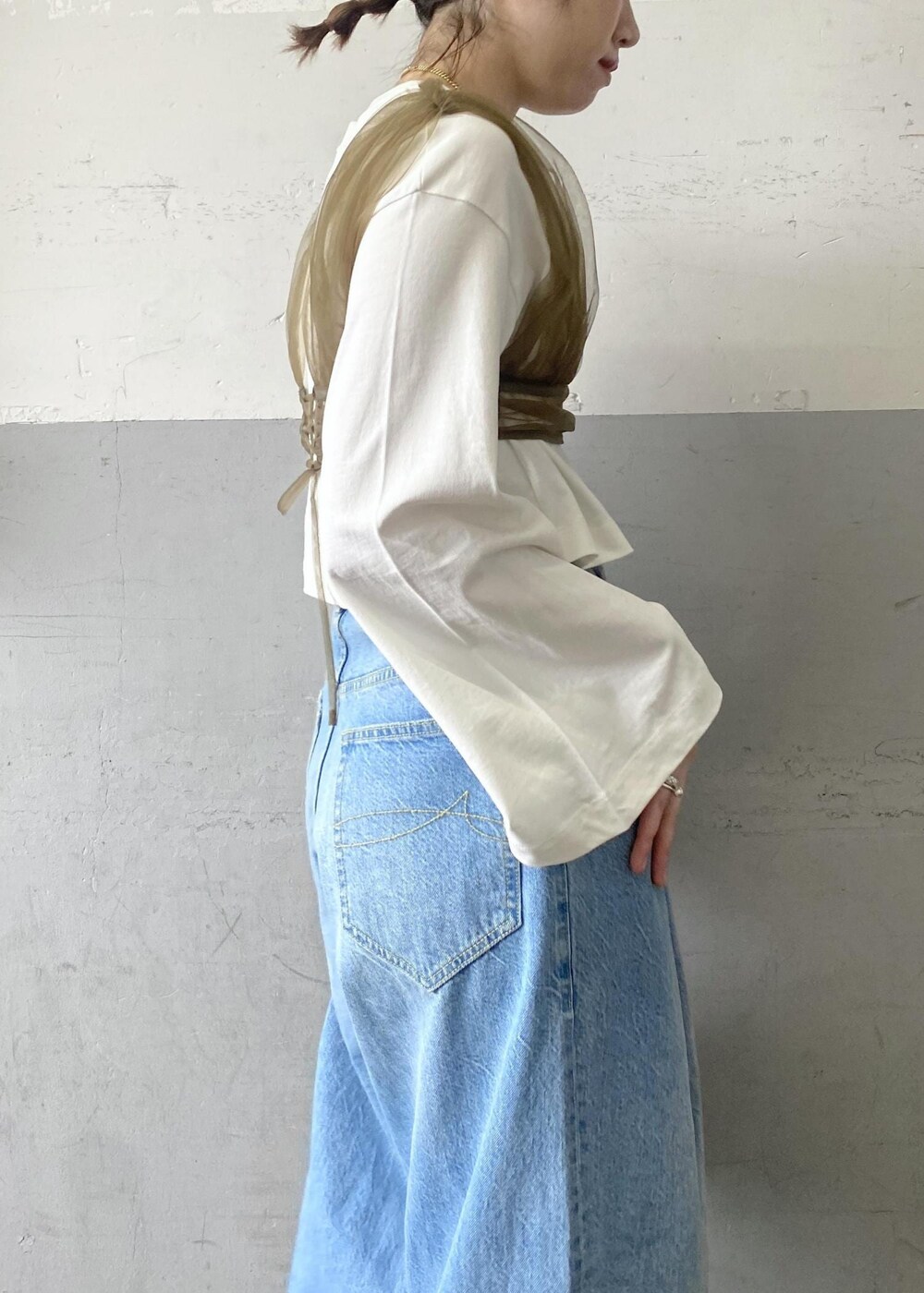 グリーン系のその他トップス、ホワイト系のTシャツ/カットソー、ブルー系のデニムパンツを着用したレディースの春コーディネートの10枚目の写真