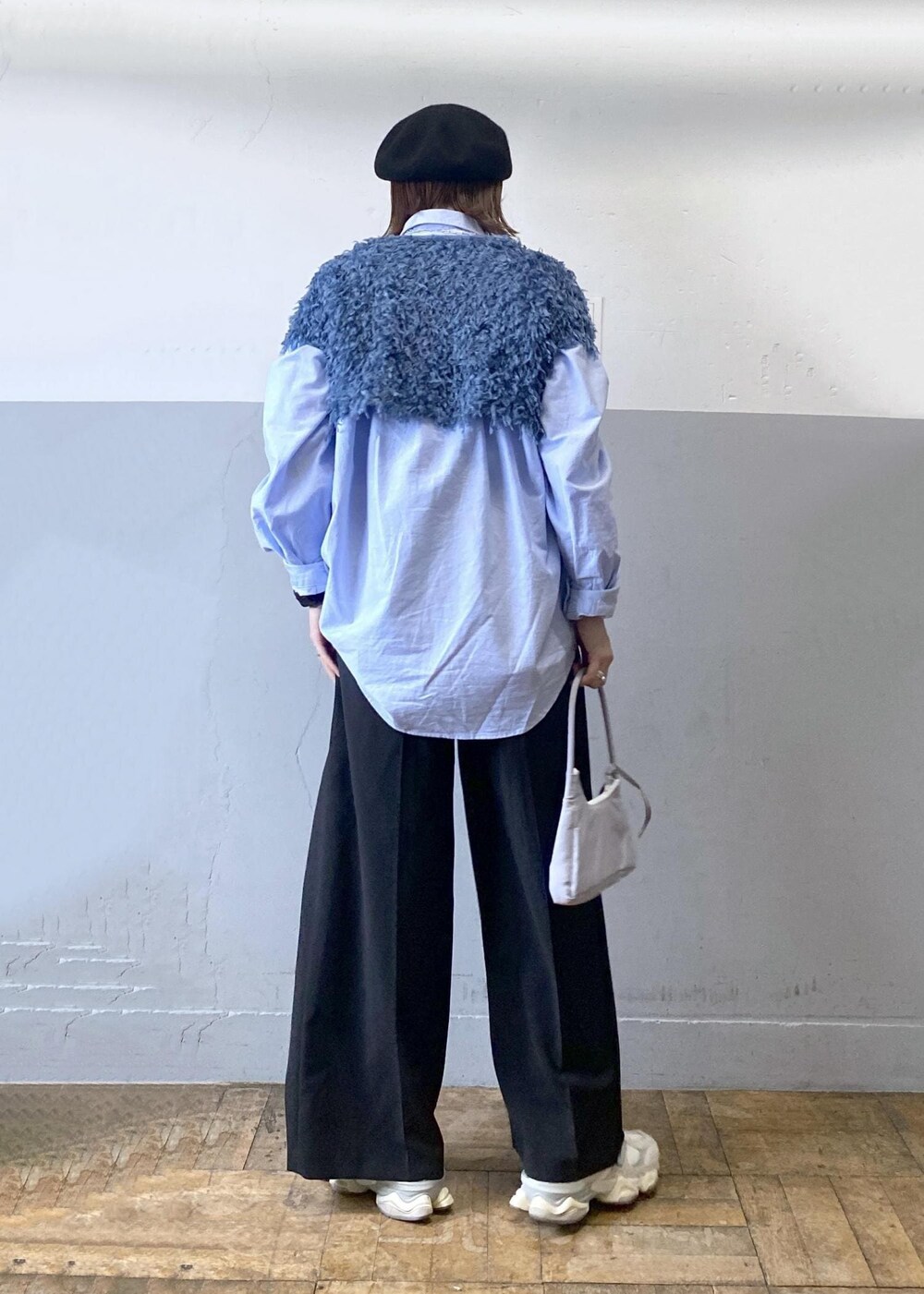 ブルー系のTシャツ/カットソー、ブルー系のシャツ/ブラウス、ブラック系のスラックスを着用したレディースの冬コーディネートの3枚目の写真