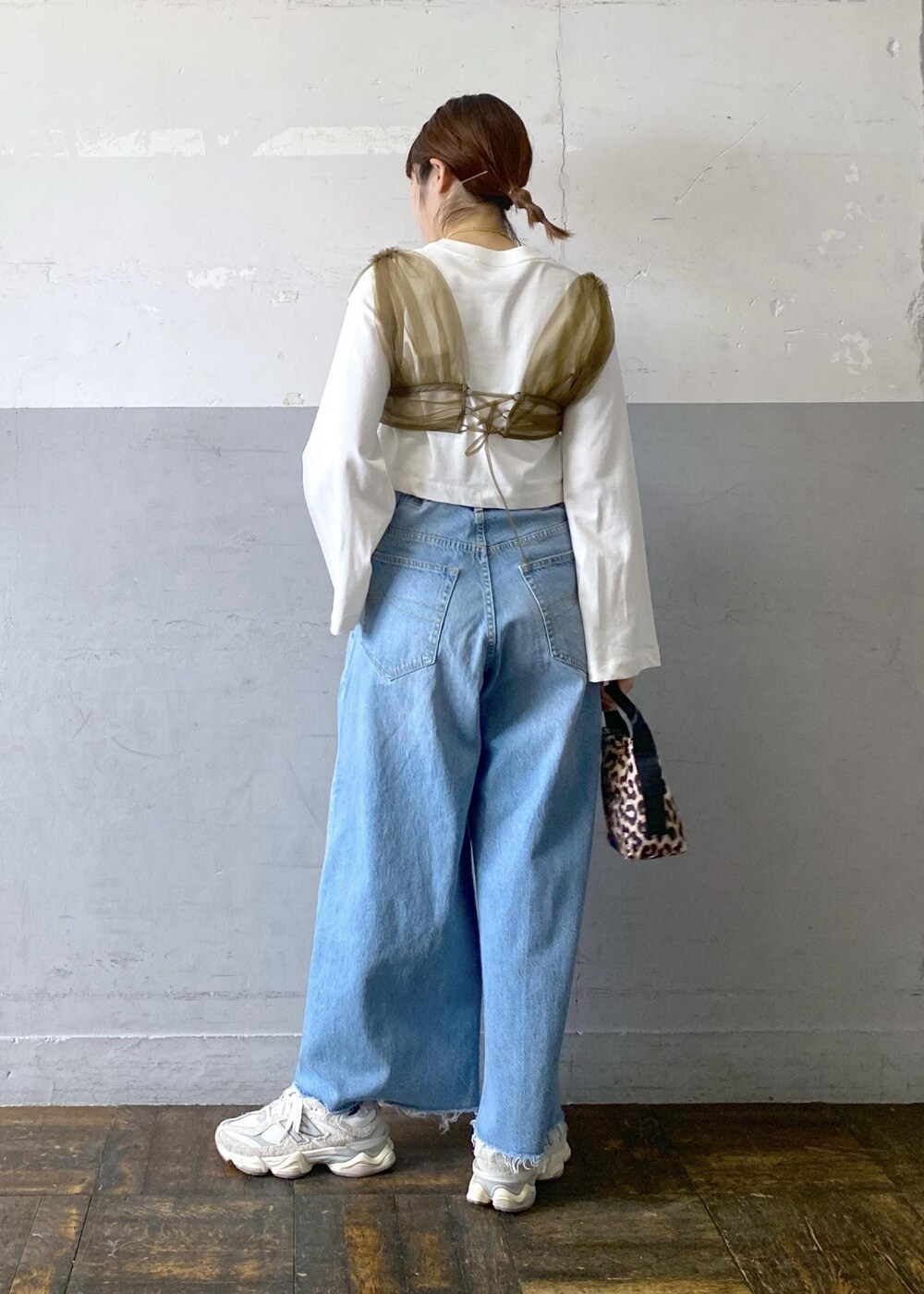 グリーン系のその他トップス、ホワイト系のTシャツ/カットソー、ブルー系のデニムパンツを着用したレディースの春コーディネートの6枚目の写真