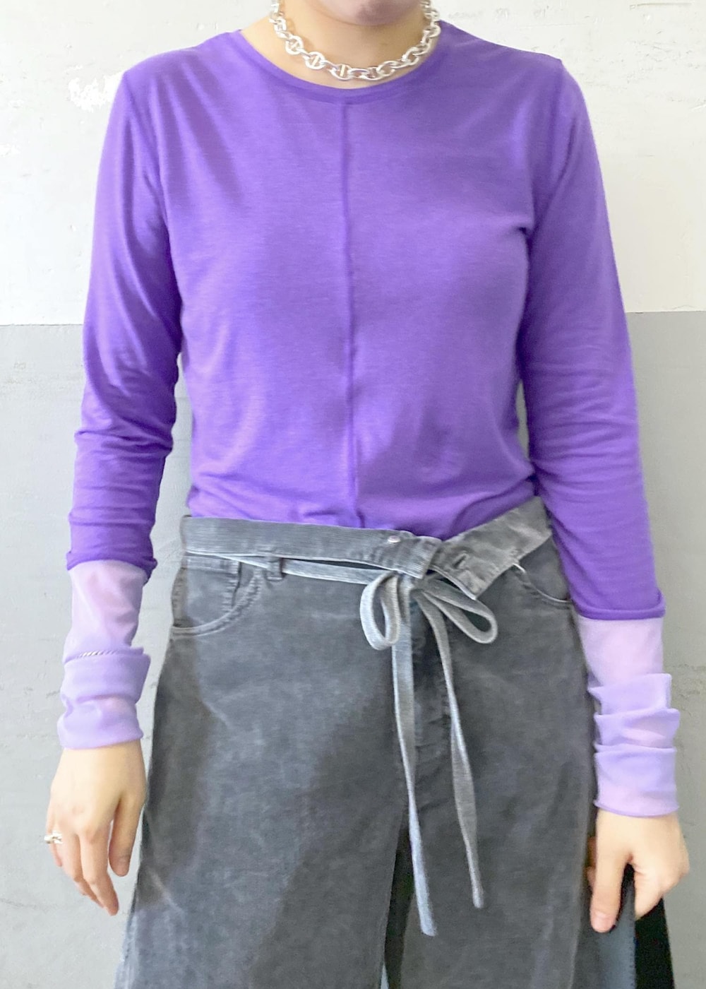 ホワイト系のスニーカー、パープル系のTシャツ/カットソー、グレー系のその他パンツを着用したレディースの秋コーディネートの7枚目の写真