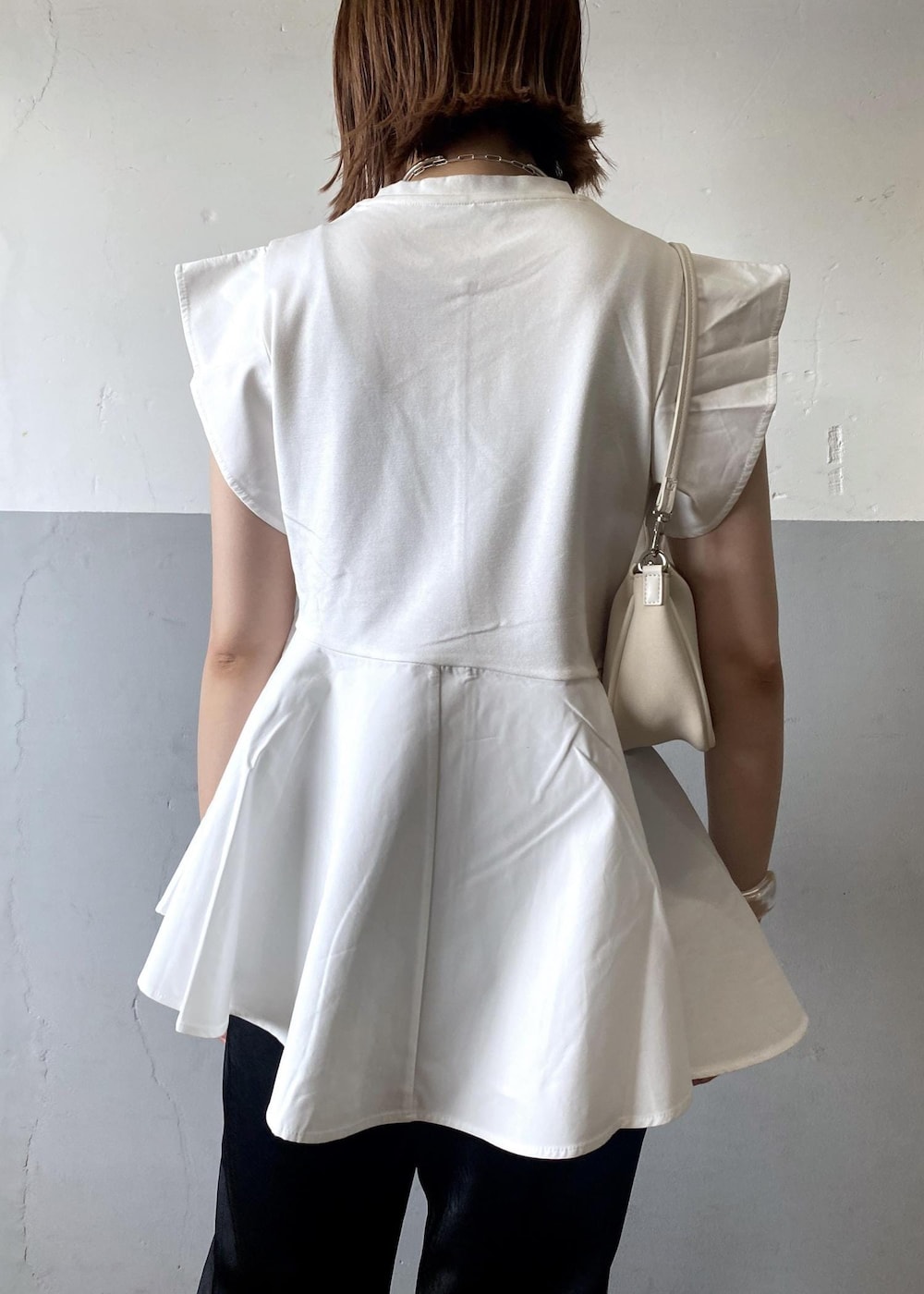 ホワイト系のショルダーバッグ、ブラック系のその他パンツ、ホワイト系のTシャツ/カットソーを着用したレディースの夏コーディネートの7枚目の写真