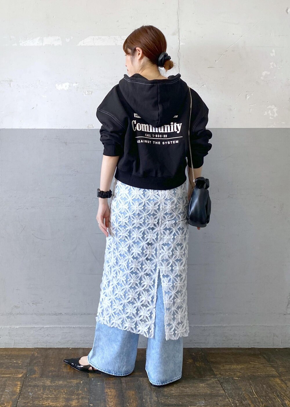 ブラック系のショルダーバッグ、ホワイト系のスカートを着用したレディースの夏コーディネートの3枚目の写真