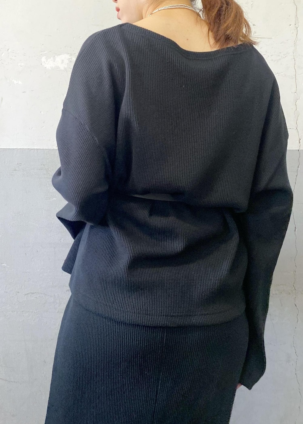 ホワイト系のショルダーバッグ、ブラック系のTシャツ/カットソー、ブラック系のスカートを着用したレディースの秋コーディネートの7枚目の写真