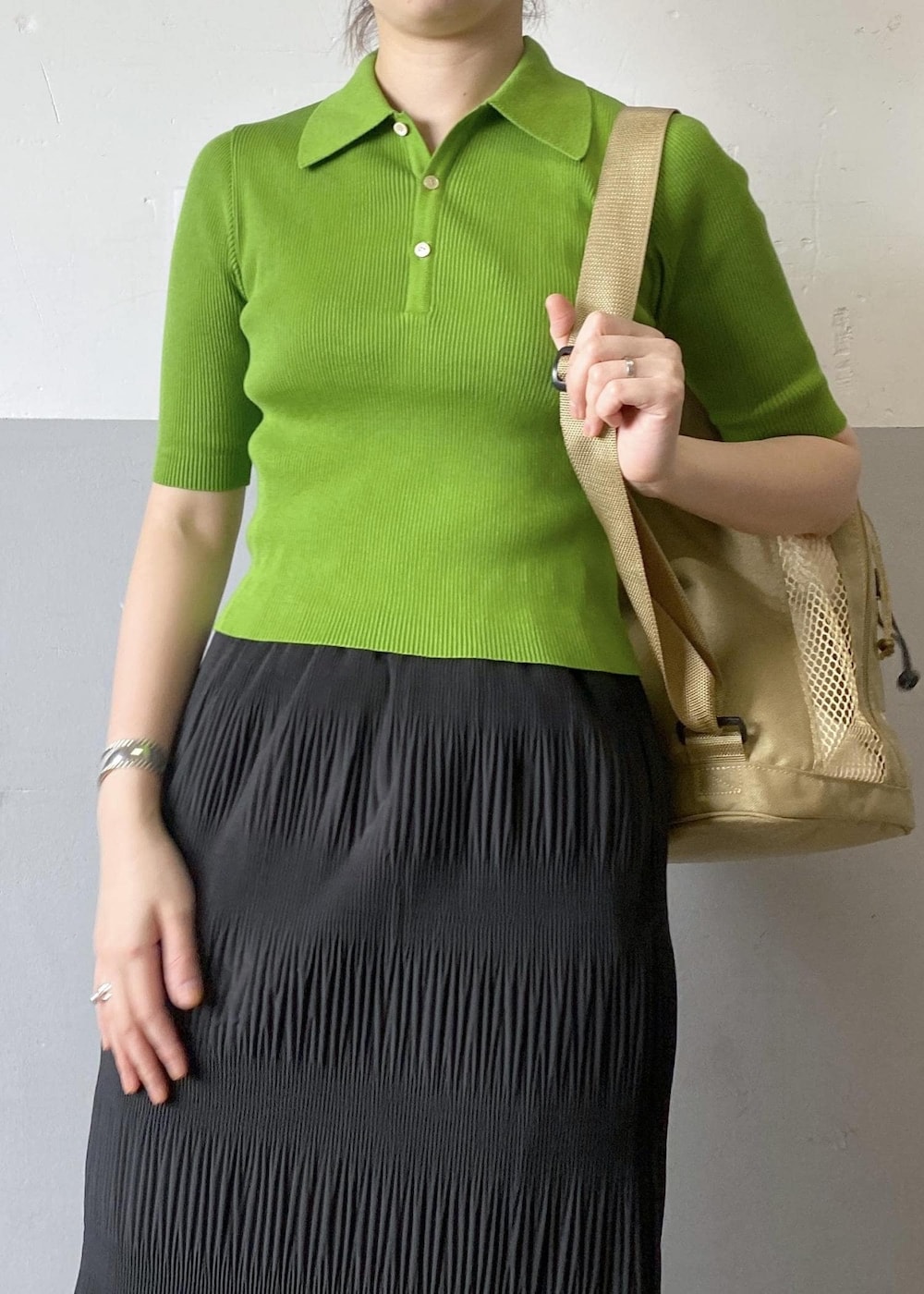 ホワイト系のスニーカー、ブラック系のスカートを着用したレディースの春コーディネートの10枚目の写真