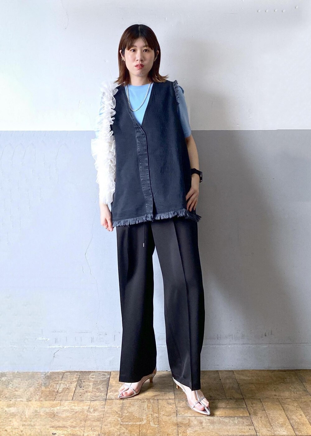 シルバー系のサンダル、ブラック系のシャツ/ブラウス、ブラック系のスラックスを着用したレディースの春コーディネートの2枚目の写真