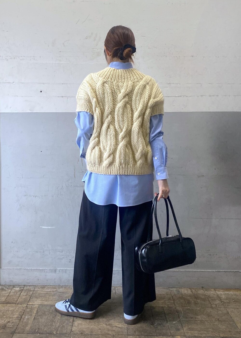 ホワイト系のニット/セーター、ブラック系のボストンバッグ、ブルー系のシャツ/ブラウスを着用したレディースの秋コーディネートの3枚目の写真