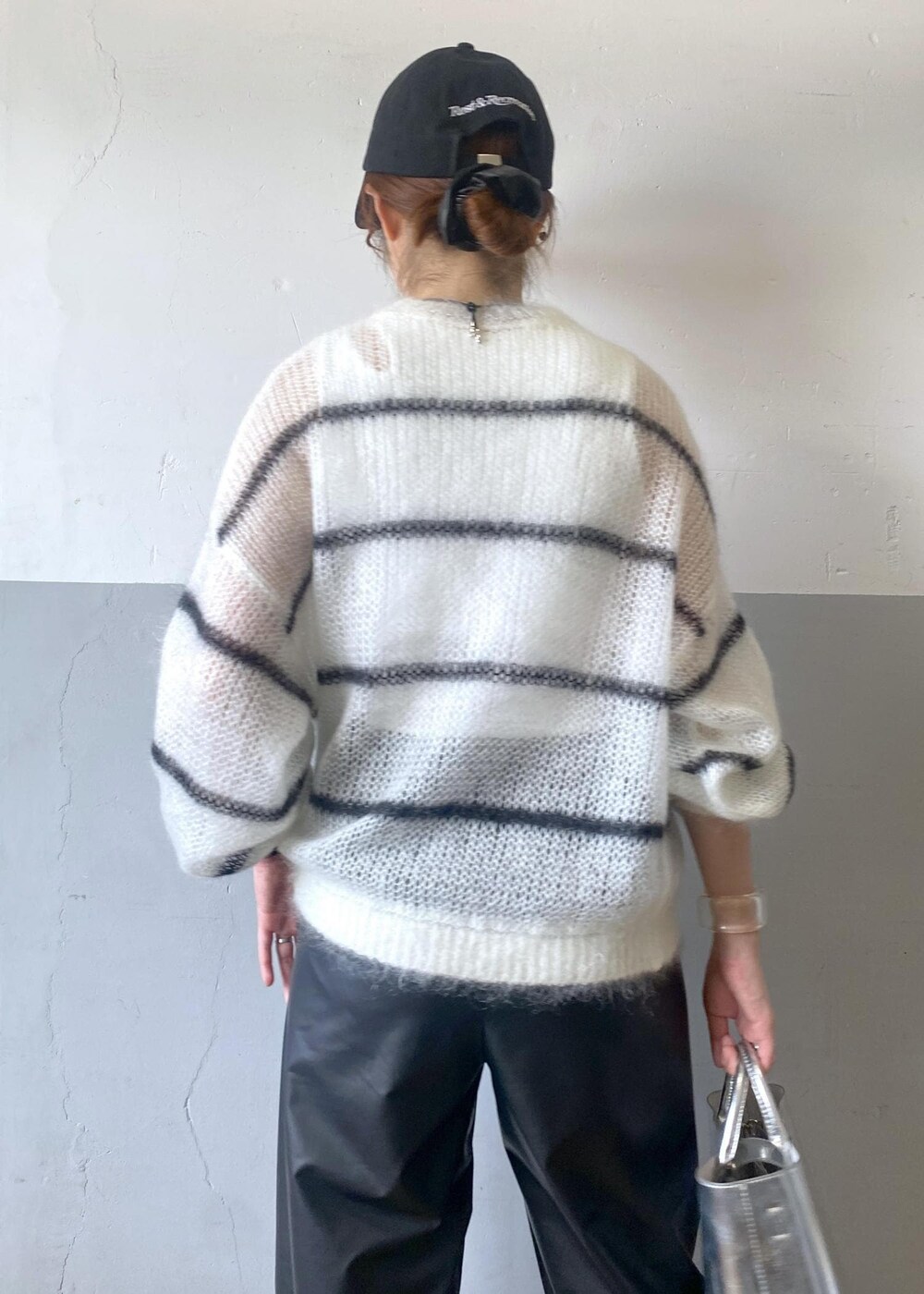 ホワイト系のスニーカー、ホワイト系のニット/セーター、ブラック系のその他パンツを着用したレディースの夏コーディネートの7枚目の写真