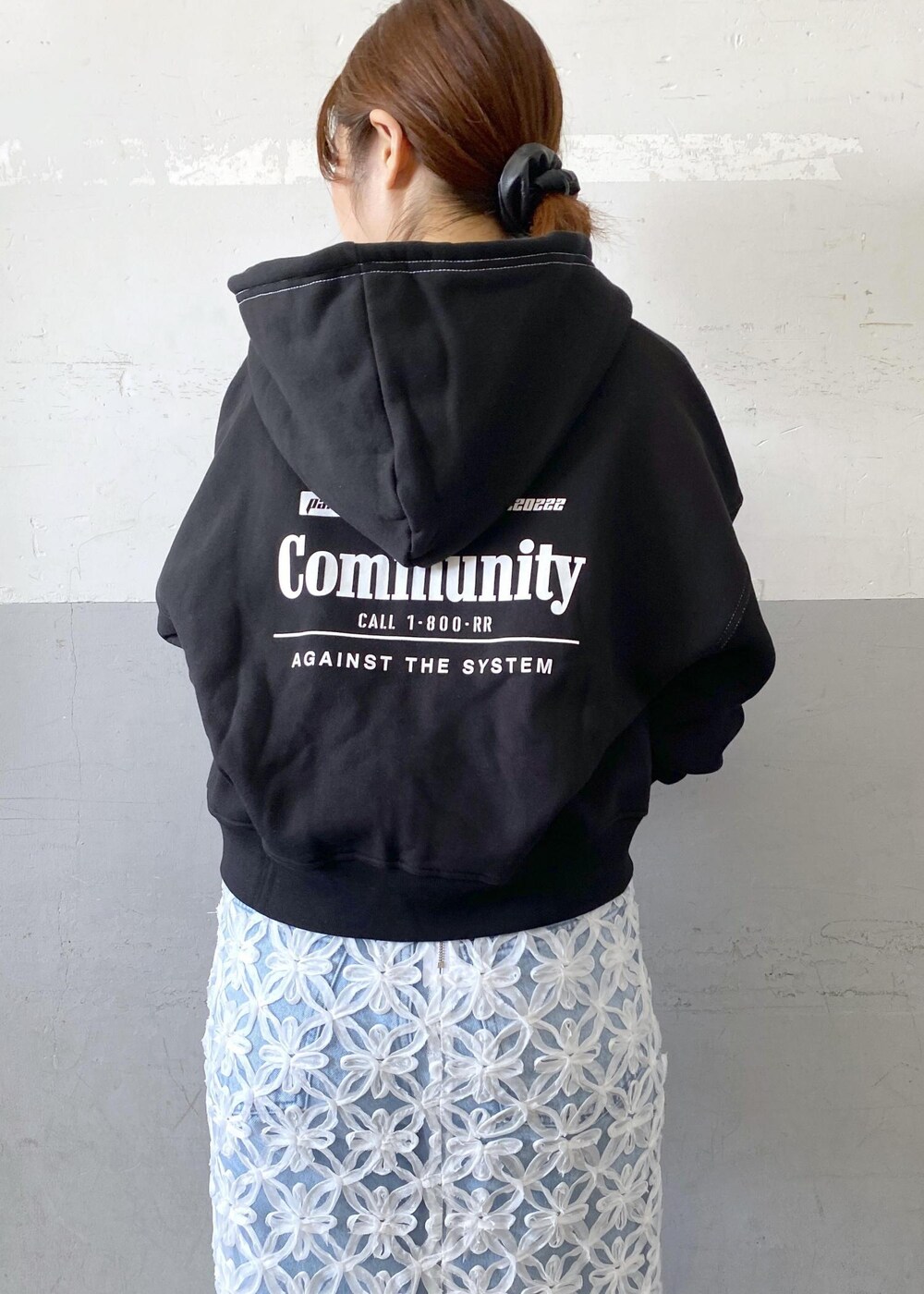 ブラック系のショルダーバッグ、ホワイト系のスカートを着用したレディースの夏コーディネートの8枚目の写真