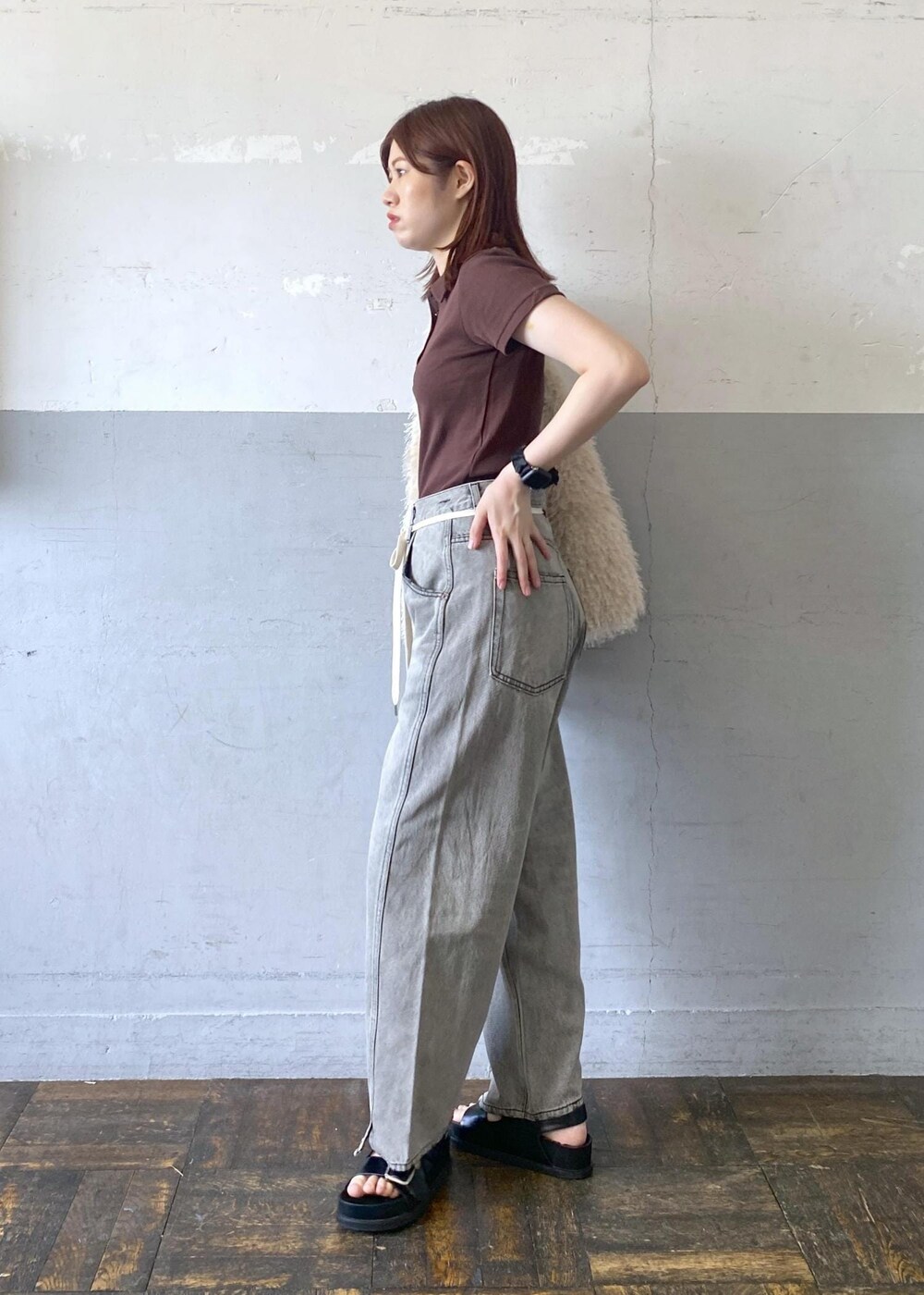 ブラック系のサンダル、ブラウン系のTシャツ/カットソー、ブラック系のデニムパンツを着用したレディースの夏コーディネートの3枚目の写真