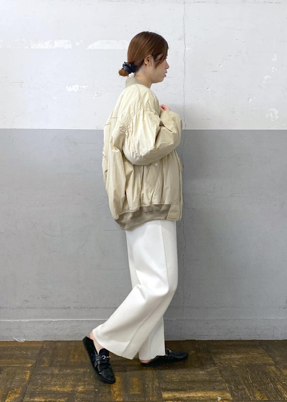 ホワイト系のTシャツ/カットソー、ベージュ系のMA-1、ホワイト系のその他パンツを着用したレディースの秋コーディネートの3枚目の写真
