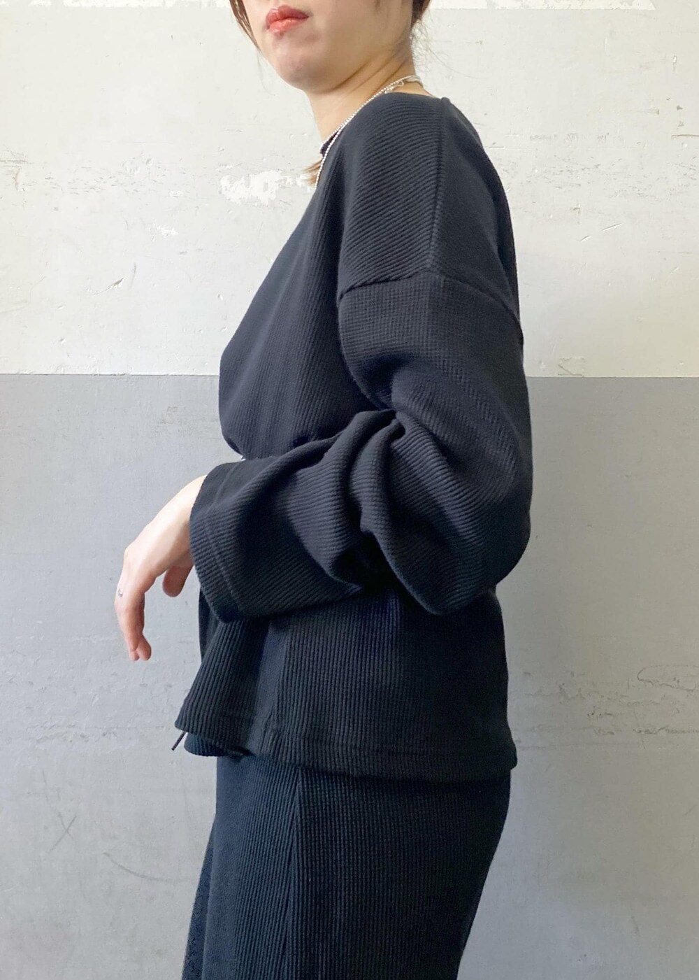 ホワイト系のショルダーバッグ、ブラック系のTシャツ/カットソー、ブラック系のスカートを着用したレディースの秋コーディネートの8枚目の写真