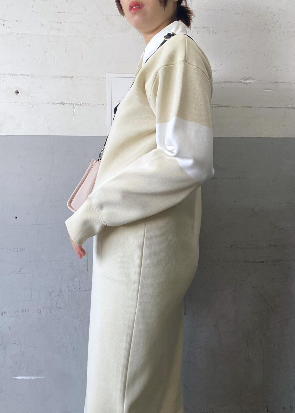 ベージュ系のトートバッグ、ホワイト系のその他シューズ、ホワイト系のワンピースを着用したレディースの冬コーディネートの6枚目の写真