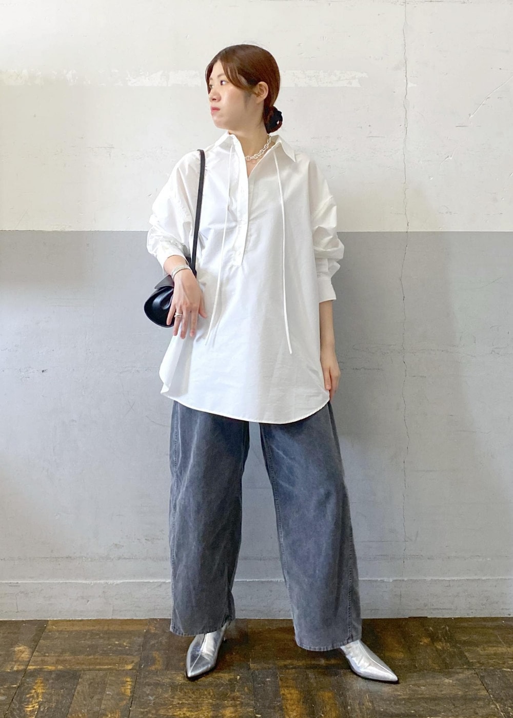 ホワイト系のシャツ/ブラウス、シルバー系のブーツ、グレー系のその他パンツを着用したレディースの秋コーディネートの2枚目の写真