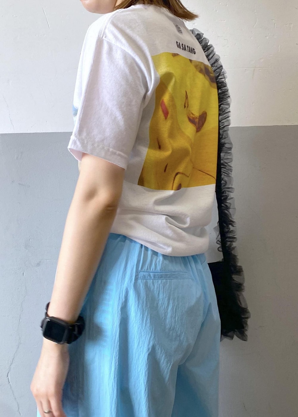 ホワイト系のTシャツ/カットソー、シルバー系のサンダル、ブルー系のその他パンツを着用したレディースの春コーディネートの8枚目の写真
