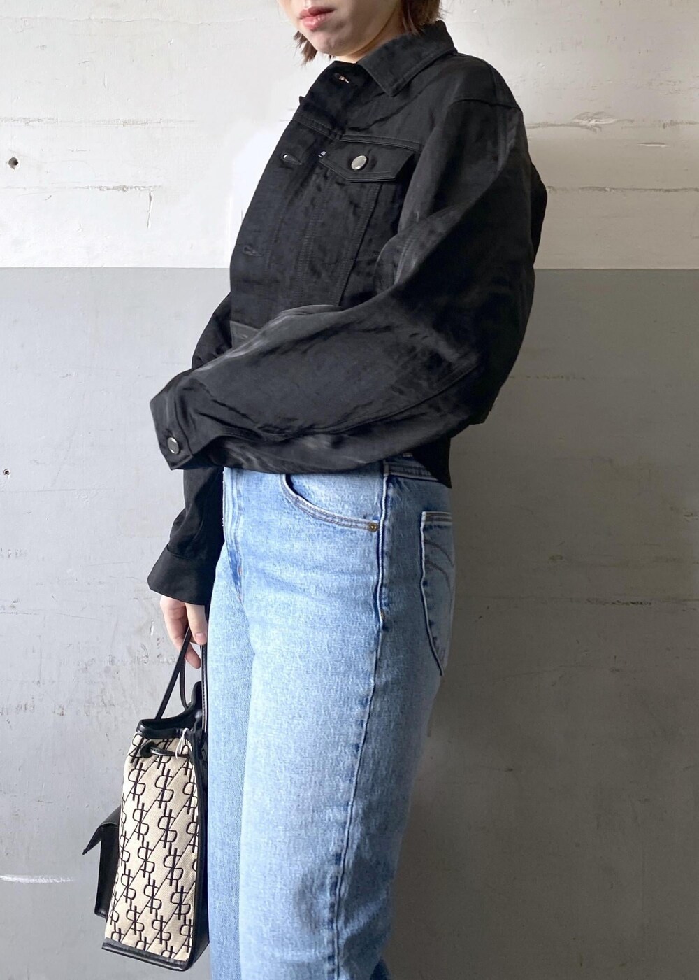 ベージュ系のパンプスを着用したレディースの冬コーディネートの8枚目の写真