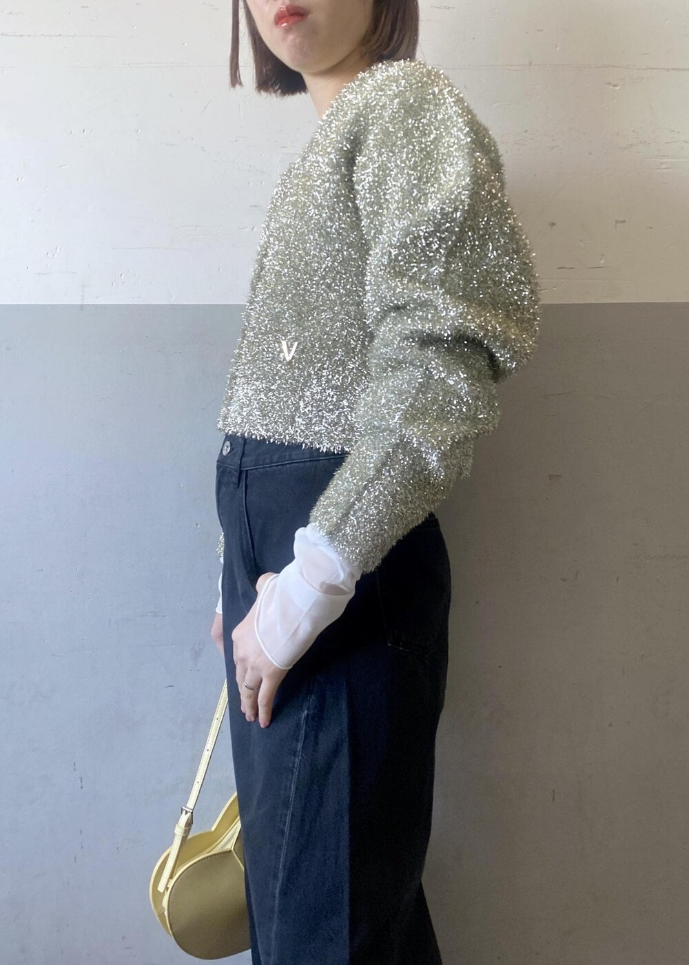 ブラック系のパンプス、ホワイト系のTシャツ/カットソー、ゴールド系のネックレスを着用したレディースの冬コーディネートの9枚目の写真