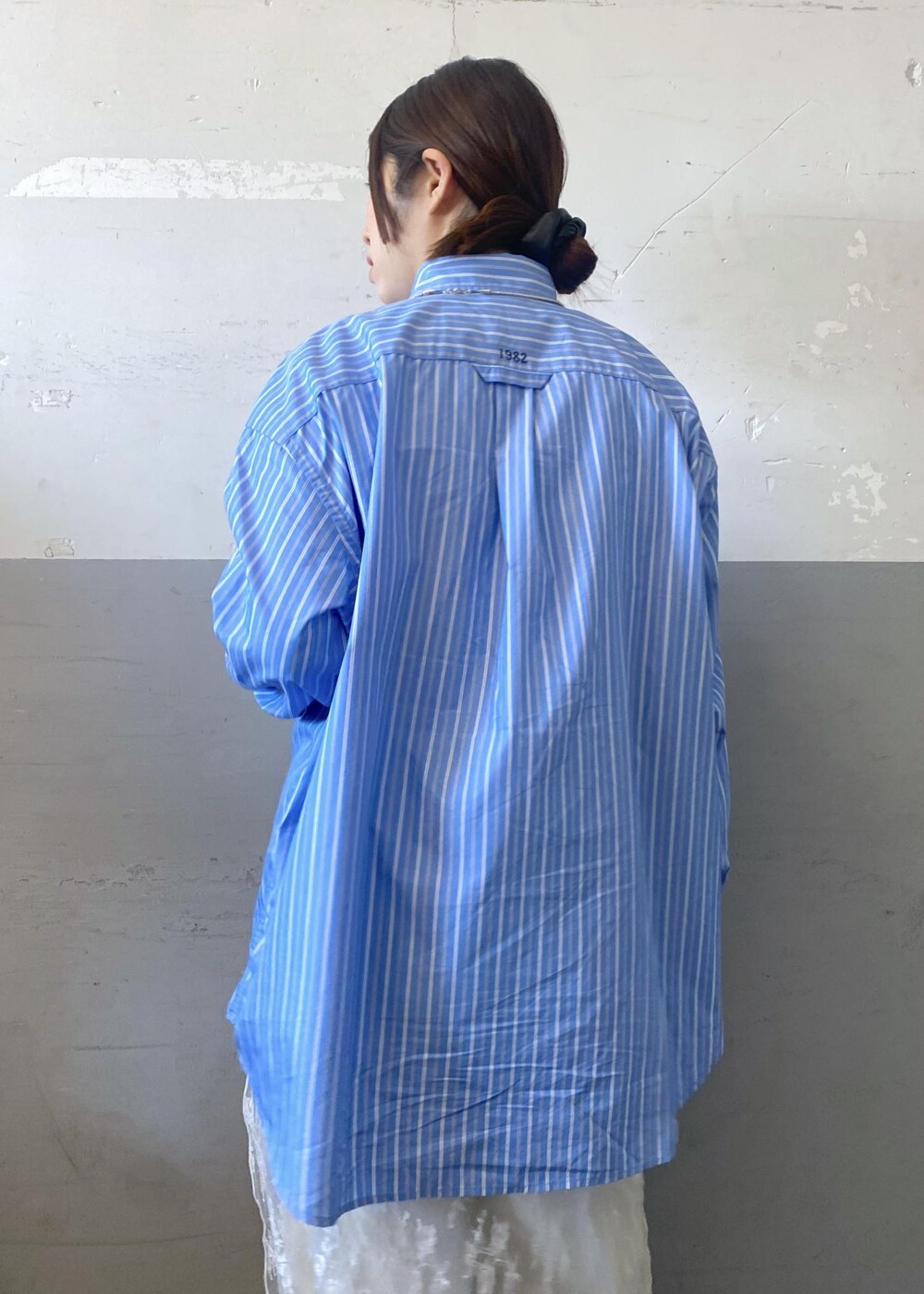 ホワイト系のTシャツ/カットソー、ブラック系のショルダーバッグ、ホワイト系のその他パンツを着用したレディースの春コーディネートの9枚目の写真