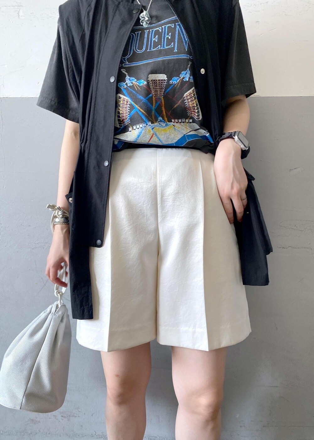 ブラック系のTシャツ/カットソー、ホワイト系のその他パンツ、シルバー系のショルダーバッグを着用したレディースの夏コーディネートの8枚目の写真