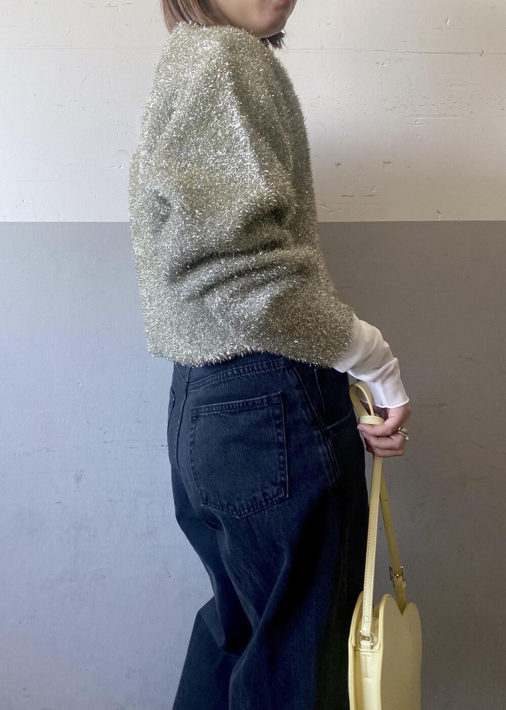 ブラック系のパンプス、ホワイト系のTシャツ/カットソー、ゴールド系のネックレスを着用したレディースの冬コーディネートの6枚目の写真