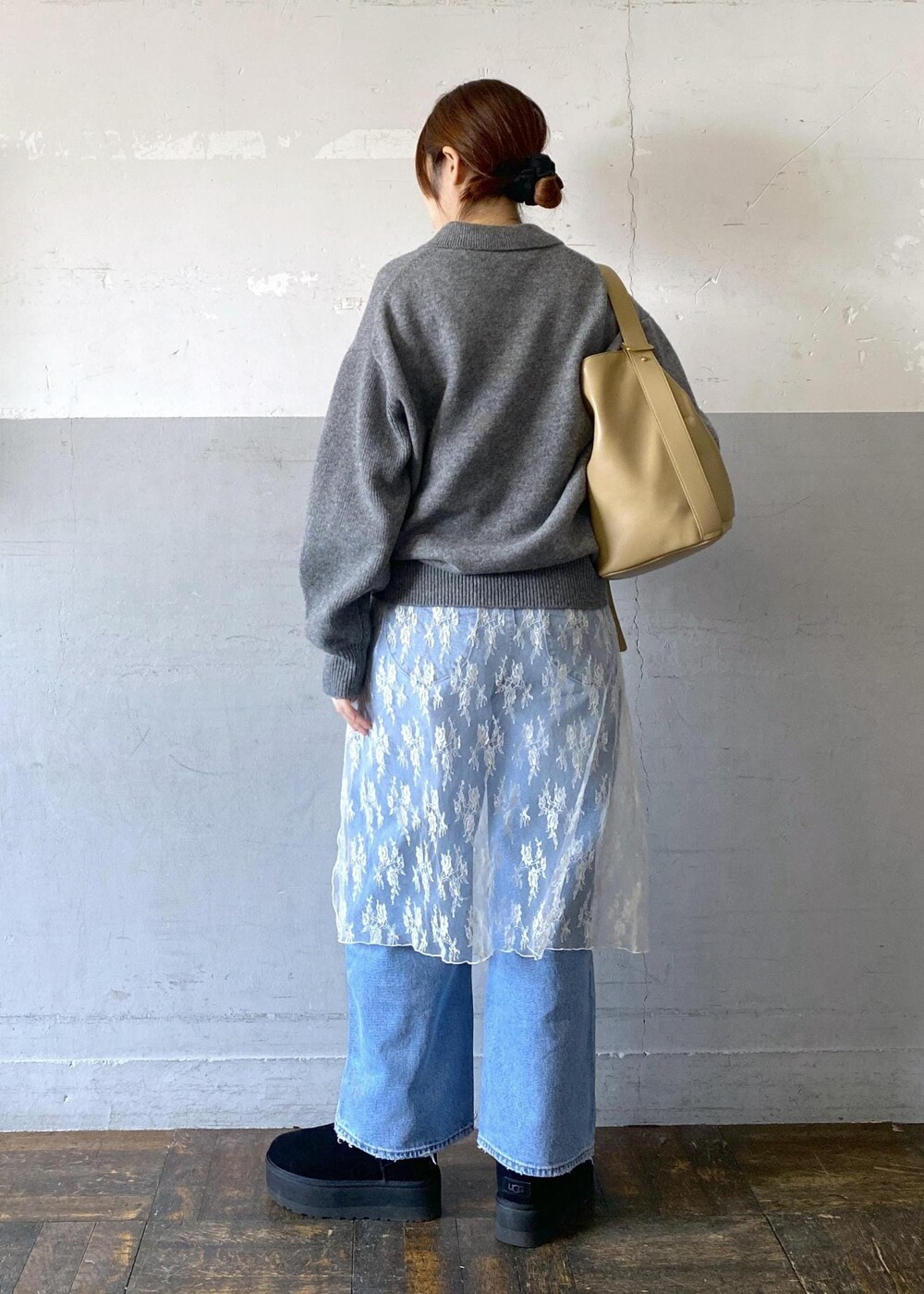 ブラック系のブーツ、ブルー系のデニムパンツ、ホワイト系のTシャツ/カットソーを着用したレディースの冬コーディネートの3枚目の写真