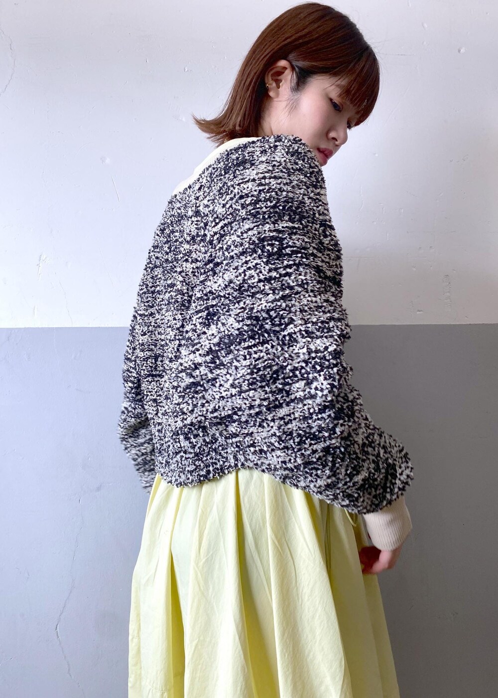 ブラック系のパンプス、ブラック系のショルダーバッグ、ベージュ系のカーディガン/ボレロを着用したレディースの春コーディネートの8枚目の写真