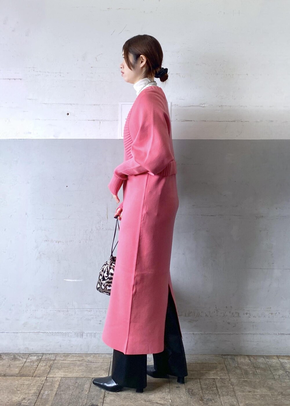 ブラック系のブーツ、ピンク系のワンピース、ホワイト系のニット/セーターを着用したレディースの冬コーディネートの4枚目の写真