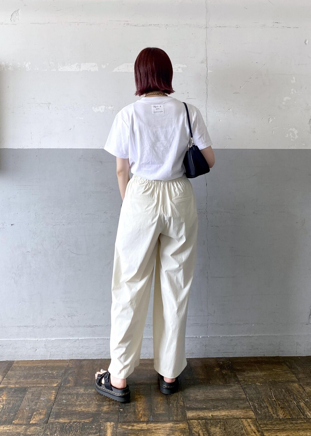 ブラック系のショルダーバッグ、ホワイト系のTシャツ/カットソーを着用したレディースの夏コーディネートの3枚目の写真