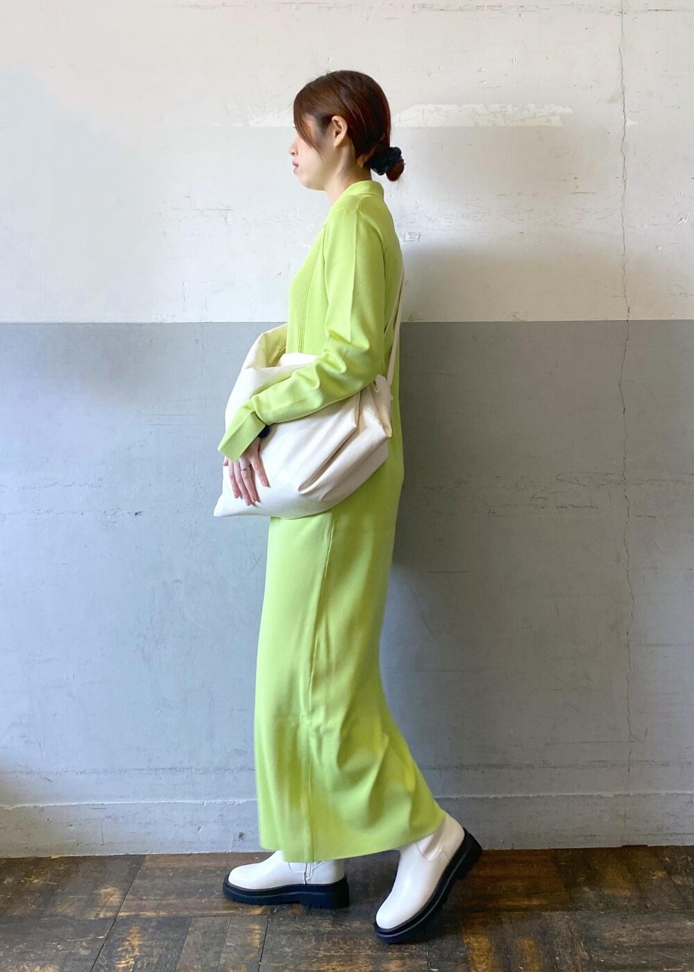 ホワイト系のボディバッグ/ウエストポーチ、ホワイト系のブーツ、グリーン系のワンピースを着用したレディースの秋コーディネートの4枚目の写真