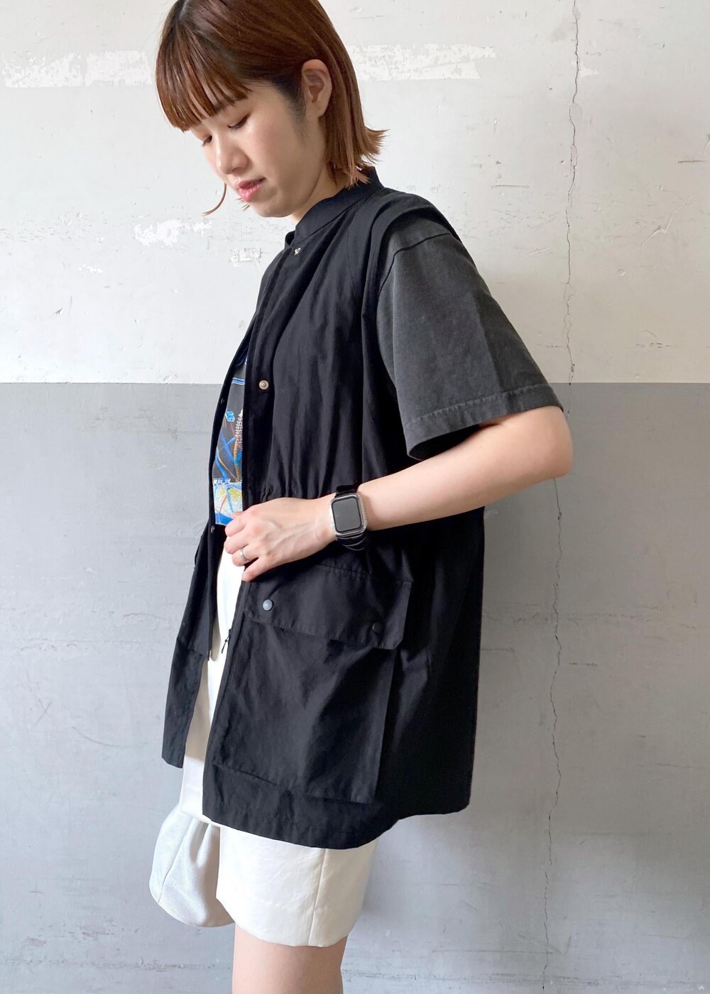 ブラック系のTシャツ/カットソー、ホワイト系のその他パンツ、シルバー系のショルダーバッグを着用したレディースの夏コーディネートの6枚目の写真