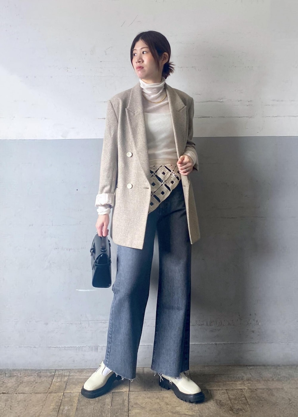 グレー系のデニムパンツ、ホワイト系のその他シューズ、ホワイト系のニット/セーターを着用したレディースの秋コーディネートの9枚目の写真