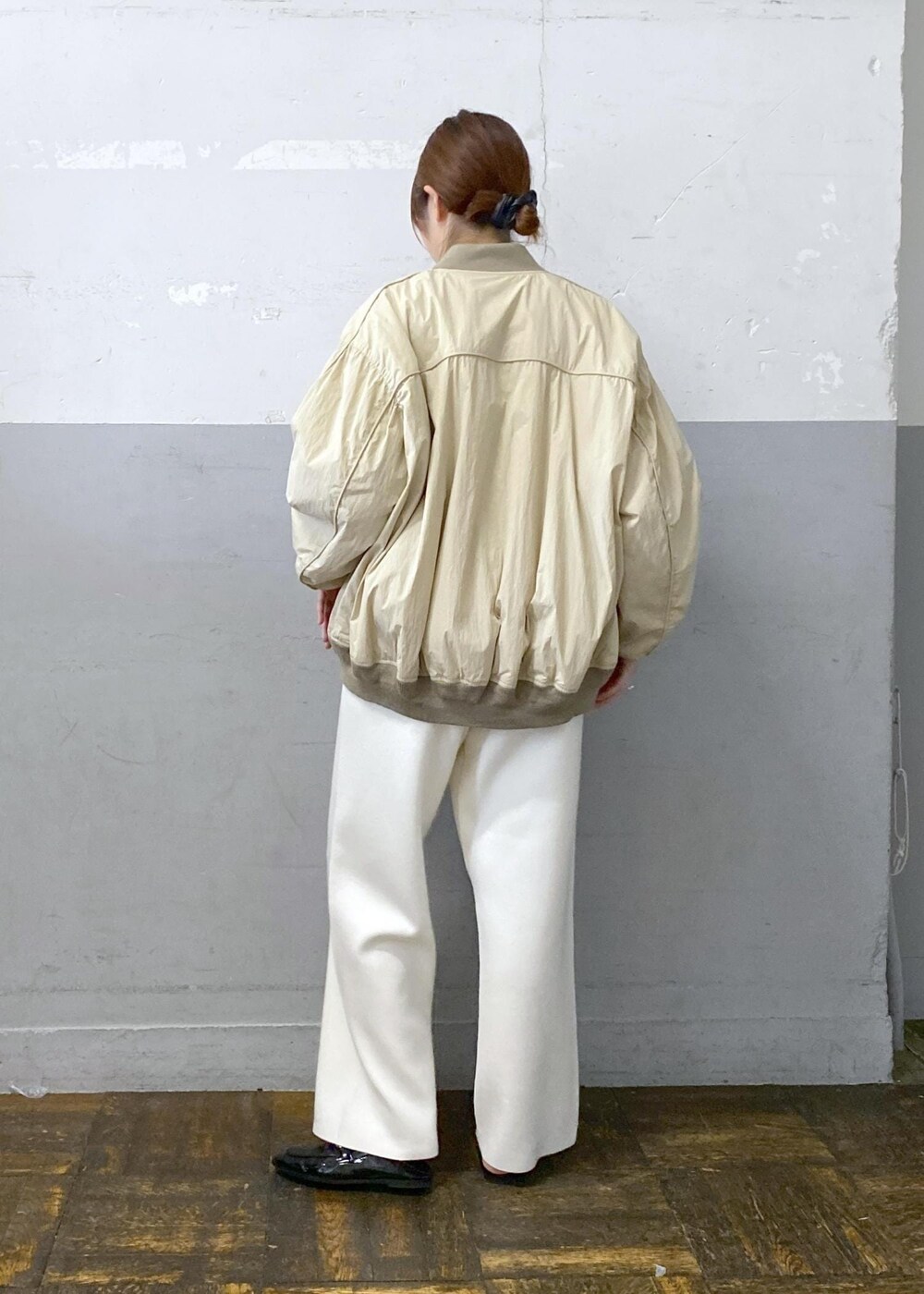 ホワイト系のTシャツ/カットソー、ベージュ系のMA-1、ホワイト系のその他パンツを着用したレディースの秋コーディネートの5枚目の写真