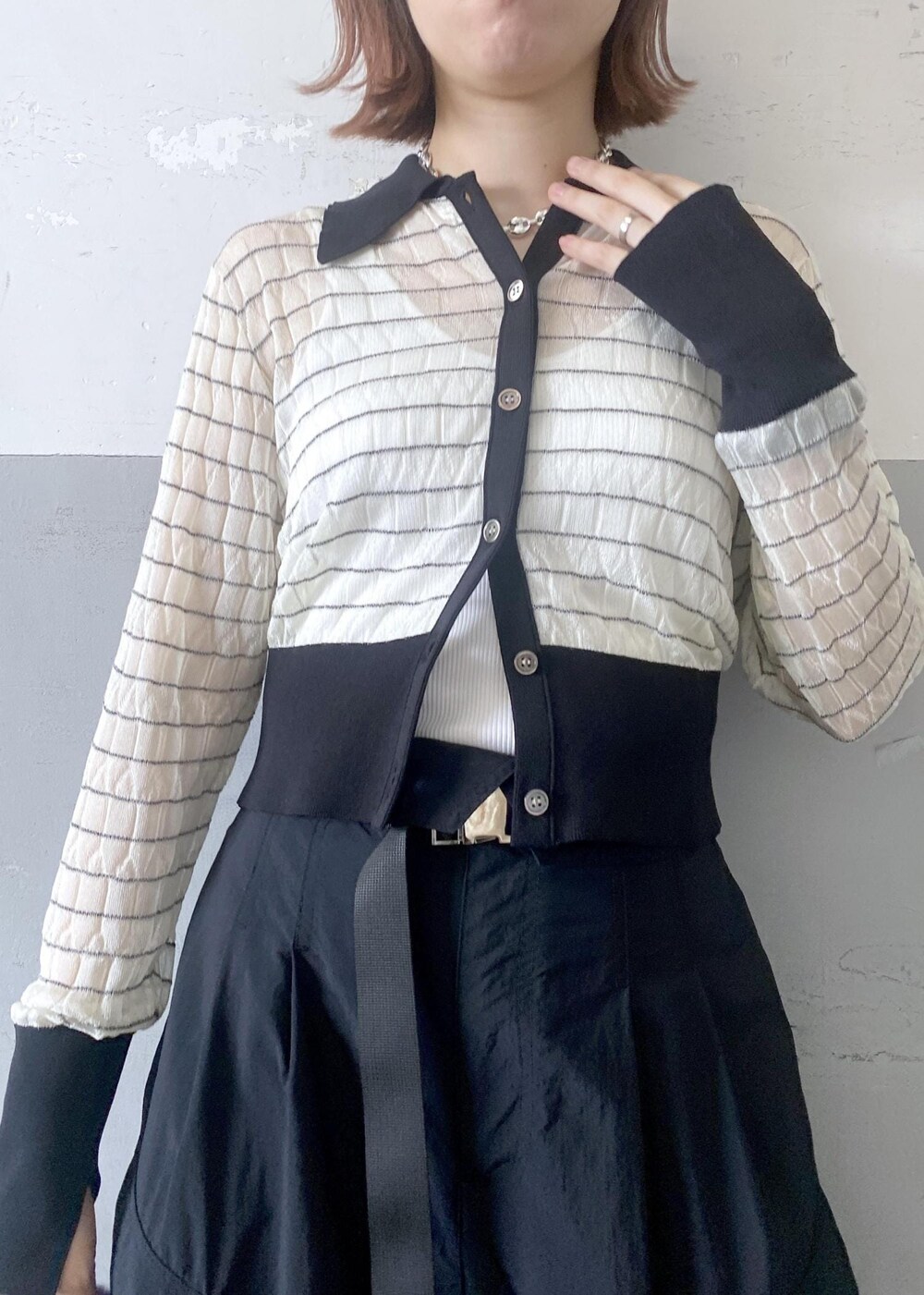 ブラック系のパンプス、パープル系のトートバッグ、ホワイト系のカーディガン/ボレロを着用したレディースの夏コーディネートの6枚目の写真