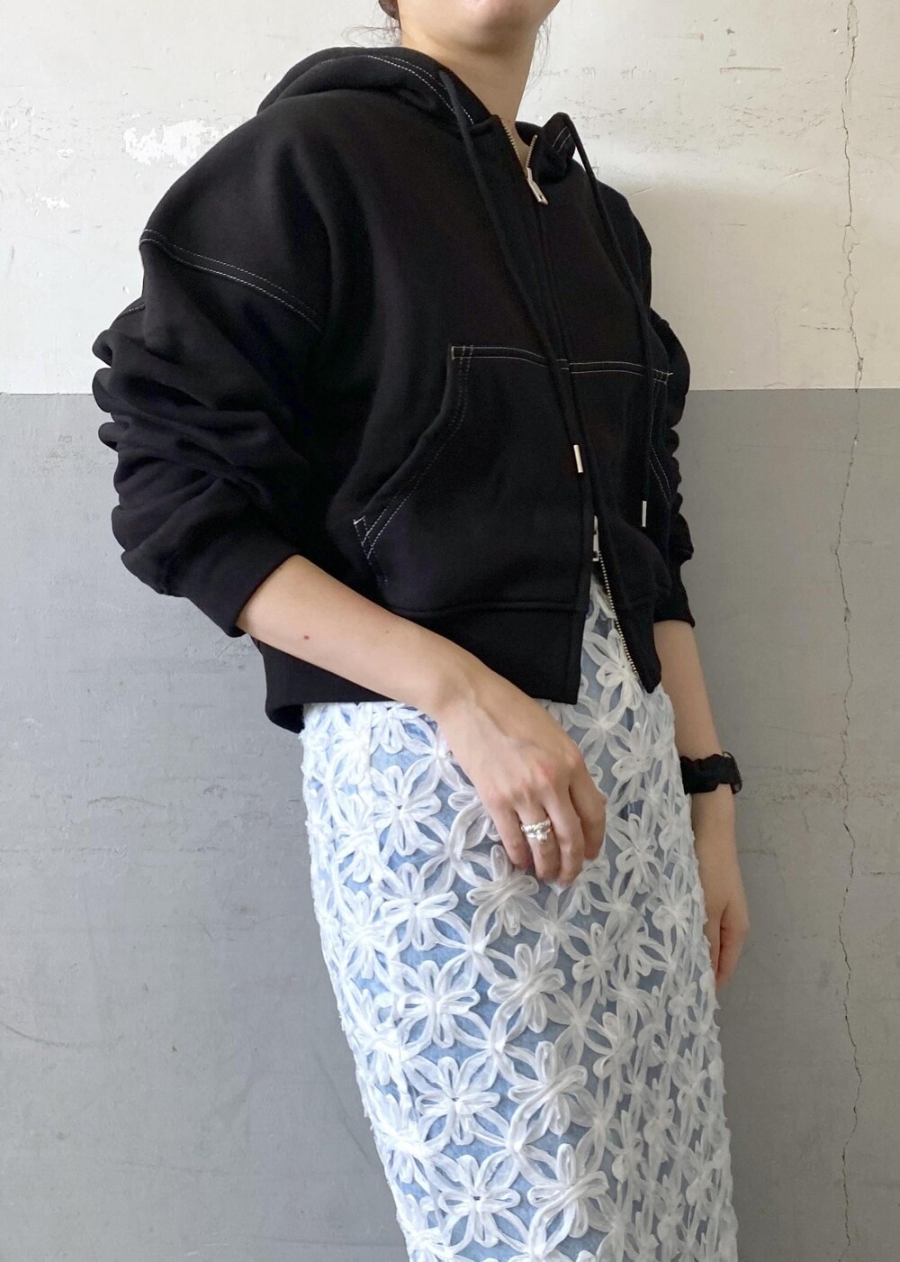 ブラック系のショルダーバッグ、ホワイト系のスカートを着用したレディースの夏コーディネートの9枚目の写真