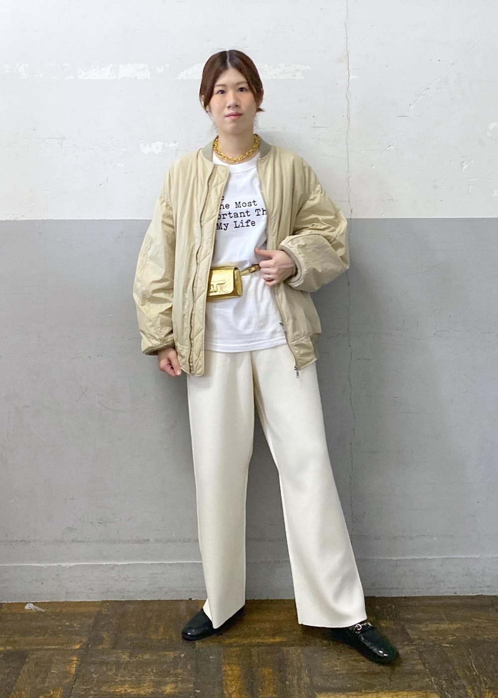 ホワイト系のTシャツ/カットソー、ベージュ系のMA-1、ホワイト系のその他パンツを着用したレディースの秋コーディネートの2枚目の写真
