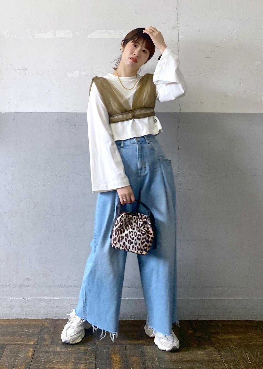 グリーン系のその他トップス、ホワイト系のTシャツ/カットソー、ブルー系のデニムパンツを着用したレディースの春コーディネートの3枚目の写真
