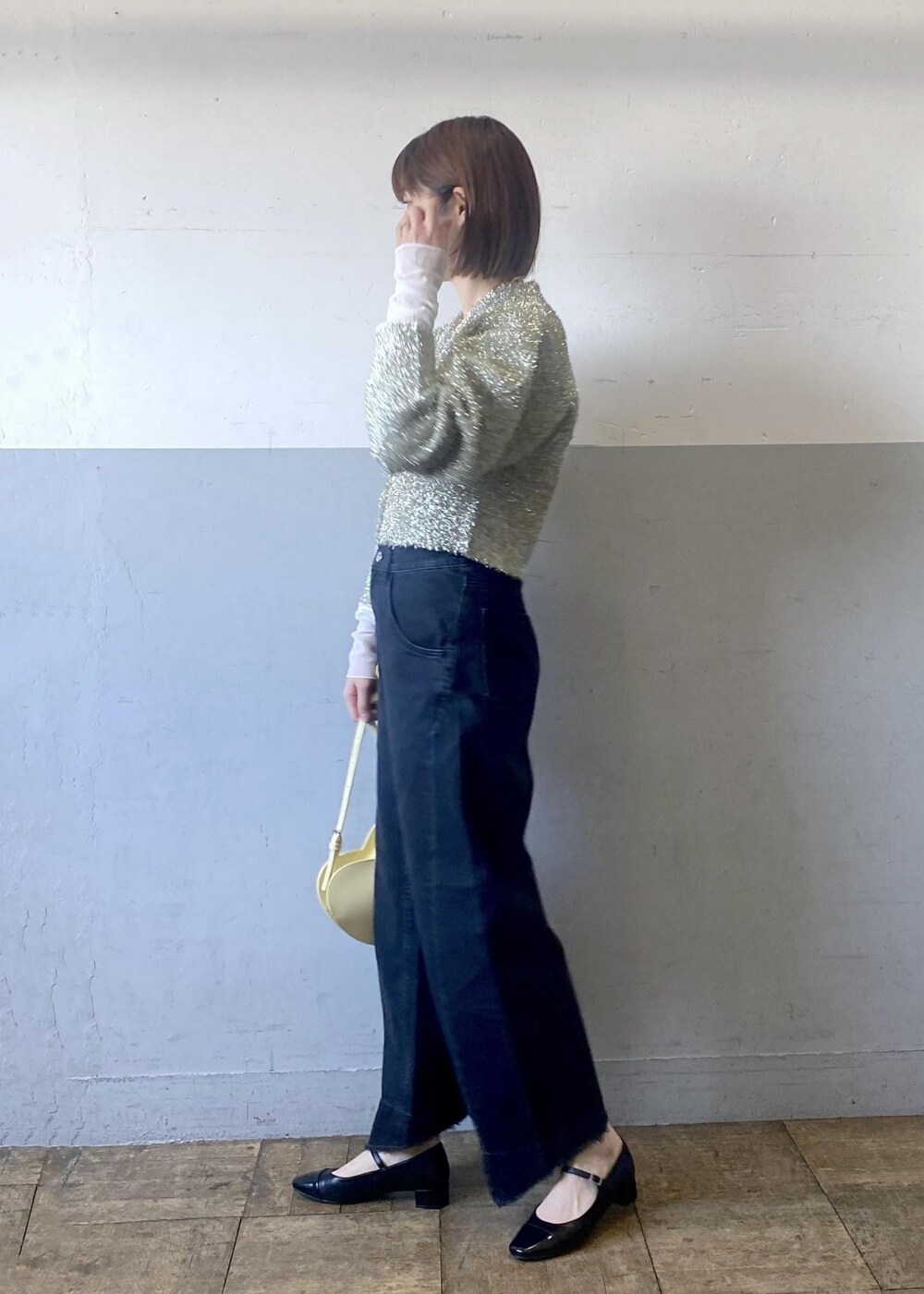 ブラック系のパンプス、ホワイト系のTシャツ/カットソー、ゴールド系のネックレスを着用したレディースの冬コーディネートの4枚目の写真