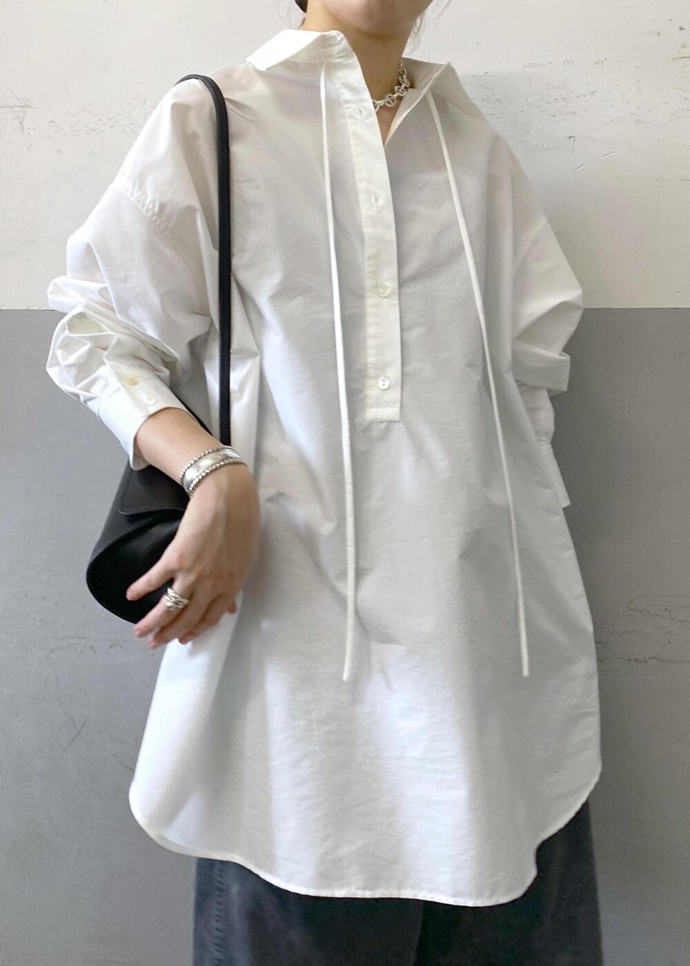 ホワイト系のシャツ/ブラウス、シルバー系のブーツ、グレー系のその他パンツを着用したレディースの秋コーディネートの6枚目の写真