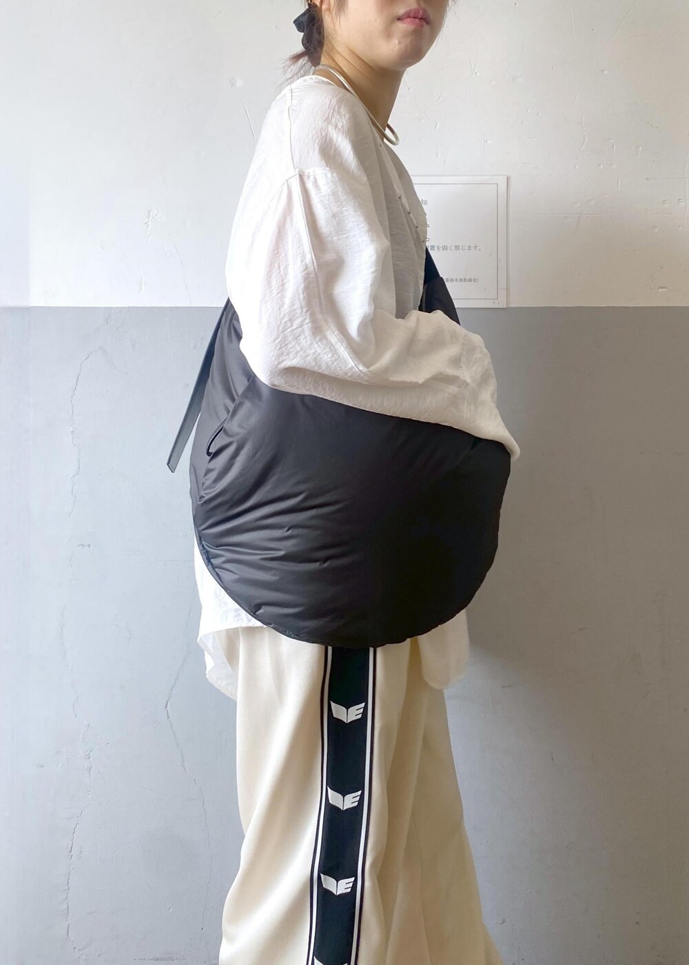 ホワイト系のシャツ/ブラウス、ブラック系のショルダーバッグ、ホワイト系のその他パンツを着用したレディースの夏コーディネートの8枚目の写真