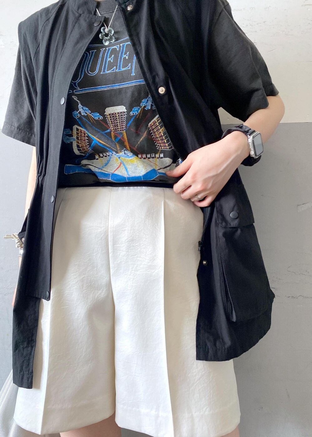 ブラック系のTシャツ/カットソー、ホワイト系のその他パンツ、シルバー系のショルダーバッグを着用したレディースの夏コーディネートの5枚目の写真