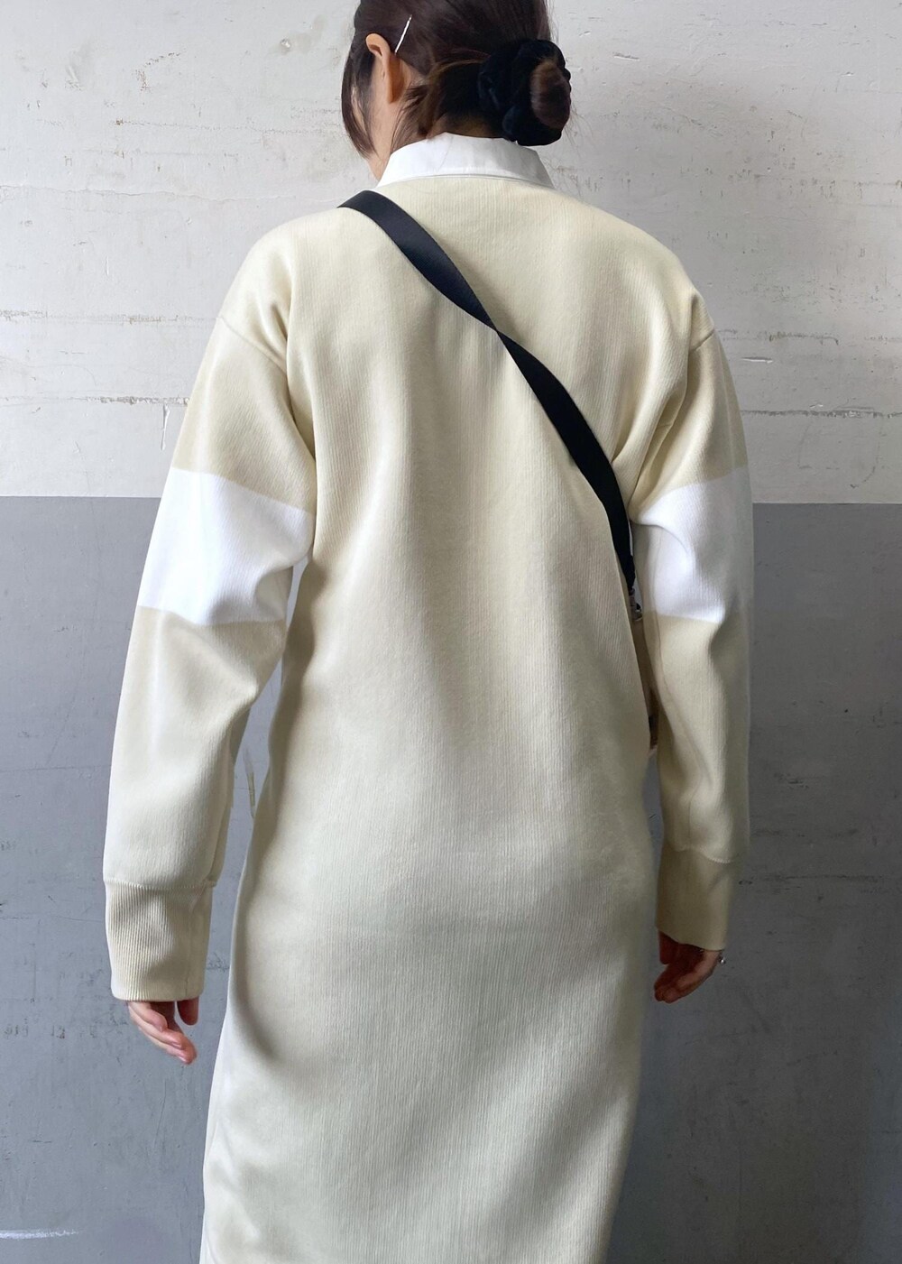 ベージュ系のトートバッグ、ホワイト系のその他シューズ、ホワイト系のワンピースを着用したレディースの冬コーディネートの5枚目の写真