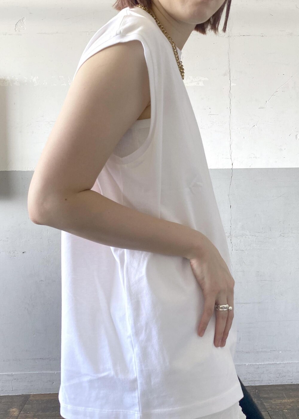 ブラック系のサンダル、ホワイト系のスカート、ホワイト系のTシャツ/カットソーを着用したレディースの夏コーディネートの6枚目の写真