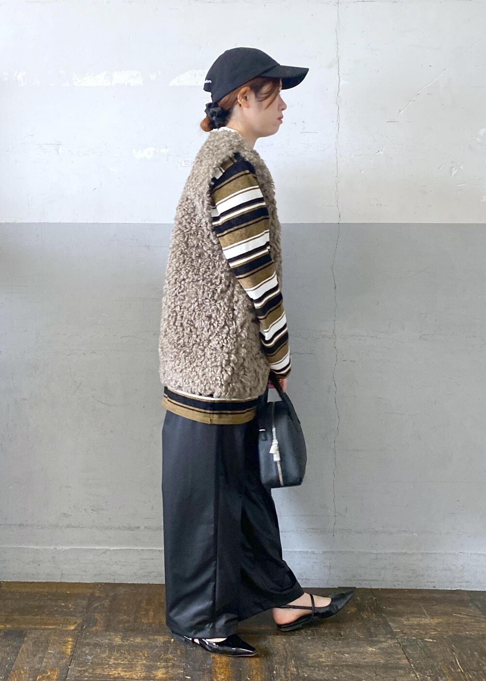 グリーン系のワンピース、ブラック系のその他パンツ、ブラウン系のその他アウターを着用したレディースの秋コーディネートの5枚目の写真