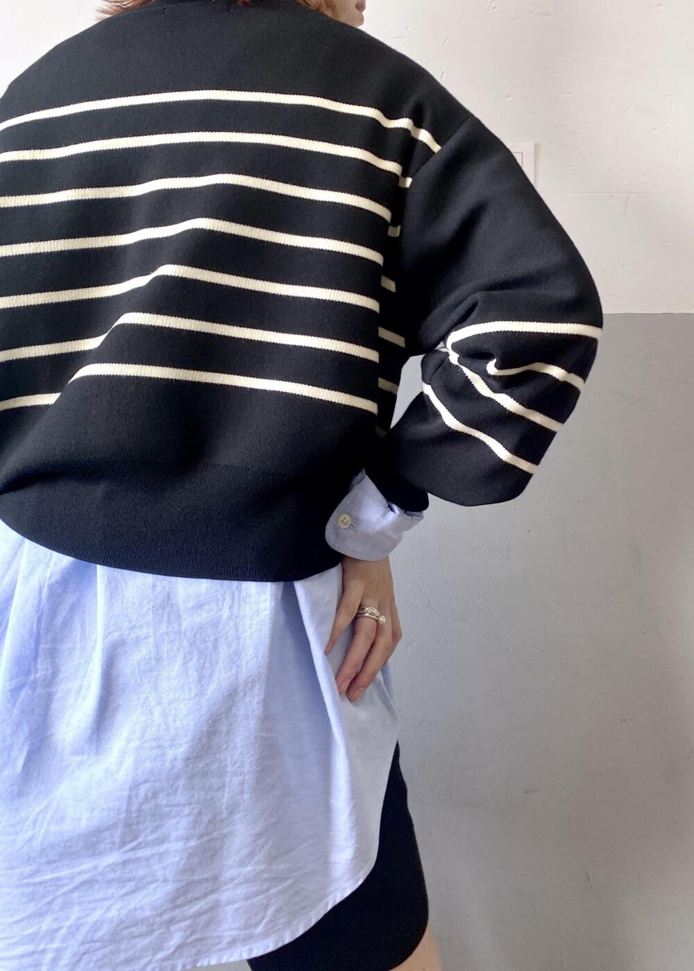 ホワイト系のトートバッグ、ブラック系のニット/セーター、ブルー系のシャツ/ブラウスを着用したレディースの秋コーディネートの10枚目の写真