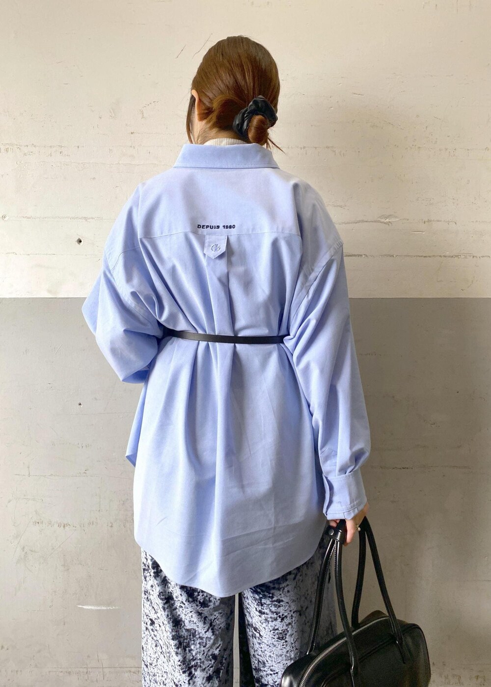 その他のその他パンツ、ホワイト系のブーツ、ブルー系のシャツ/ブラウスを着用したレディースの秋コーディネートの7枚目の写真