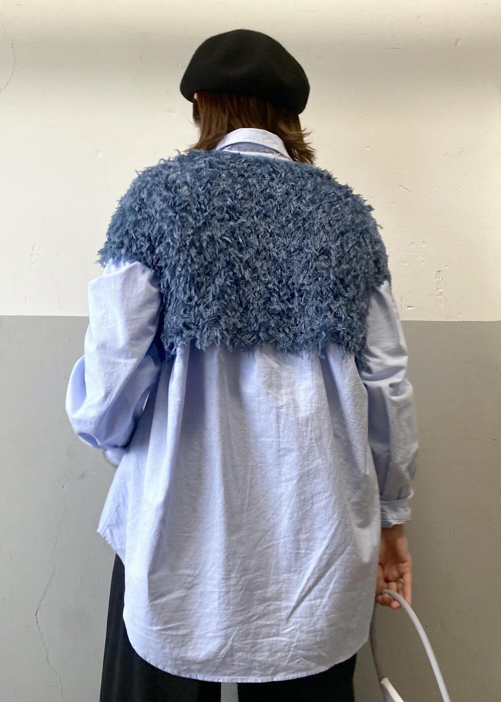 ブルー系のTシャツ/カットソー、ブルー系のシャツ/ブラウス、ブラック系のスラックスを着用したレディースの冬コーディネートの7枚目の写真