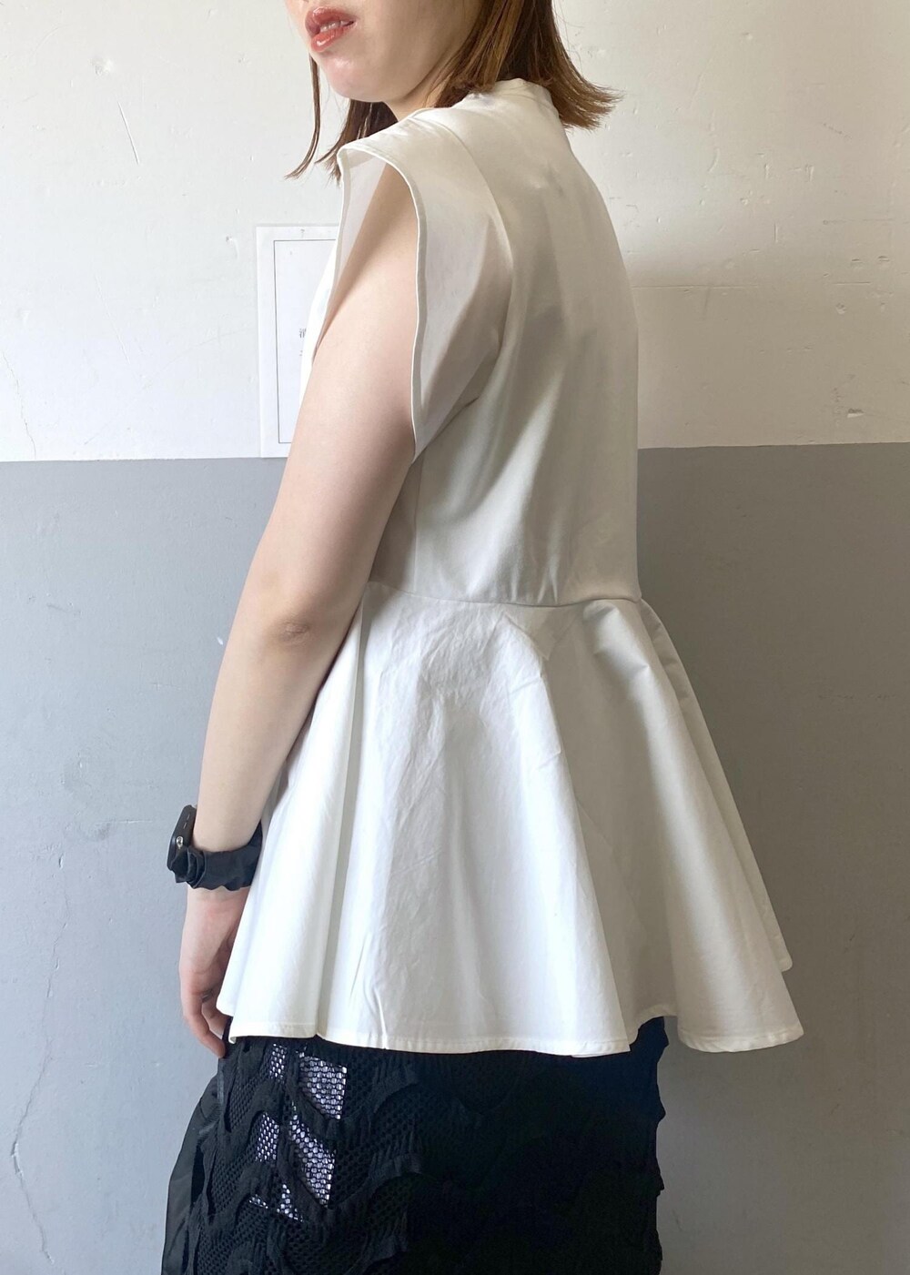 ブラック系のハンドバッグ、グリーン系のサンダル、ブラック系のスカートを着用したレディースの春コーディネートの8枚目の写真