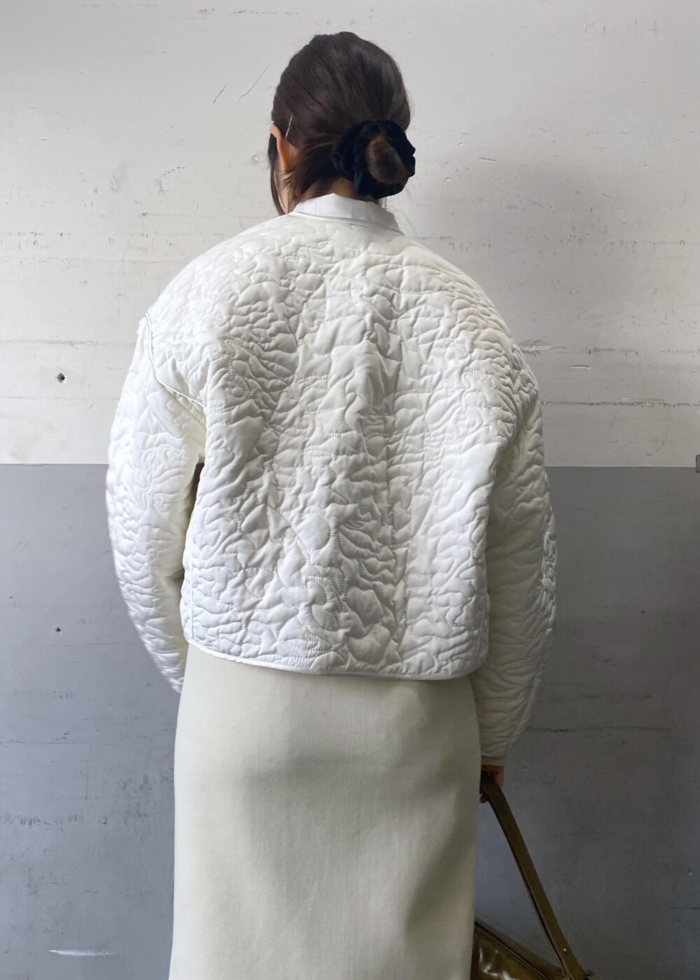 ホワイト系のその他シューズ、ホワイト系のワンピース、ホワイト系のブルゾンを着用したレディースの冬コーディネートの9枚目の写真