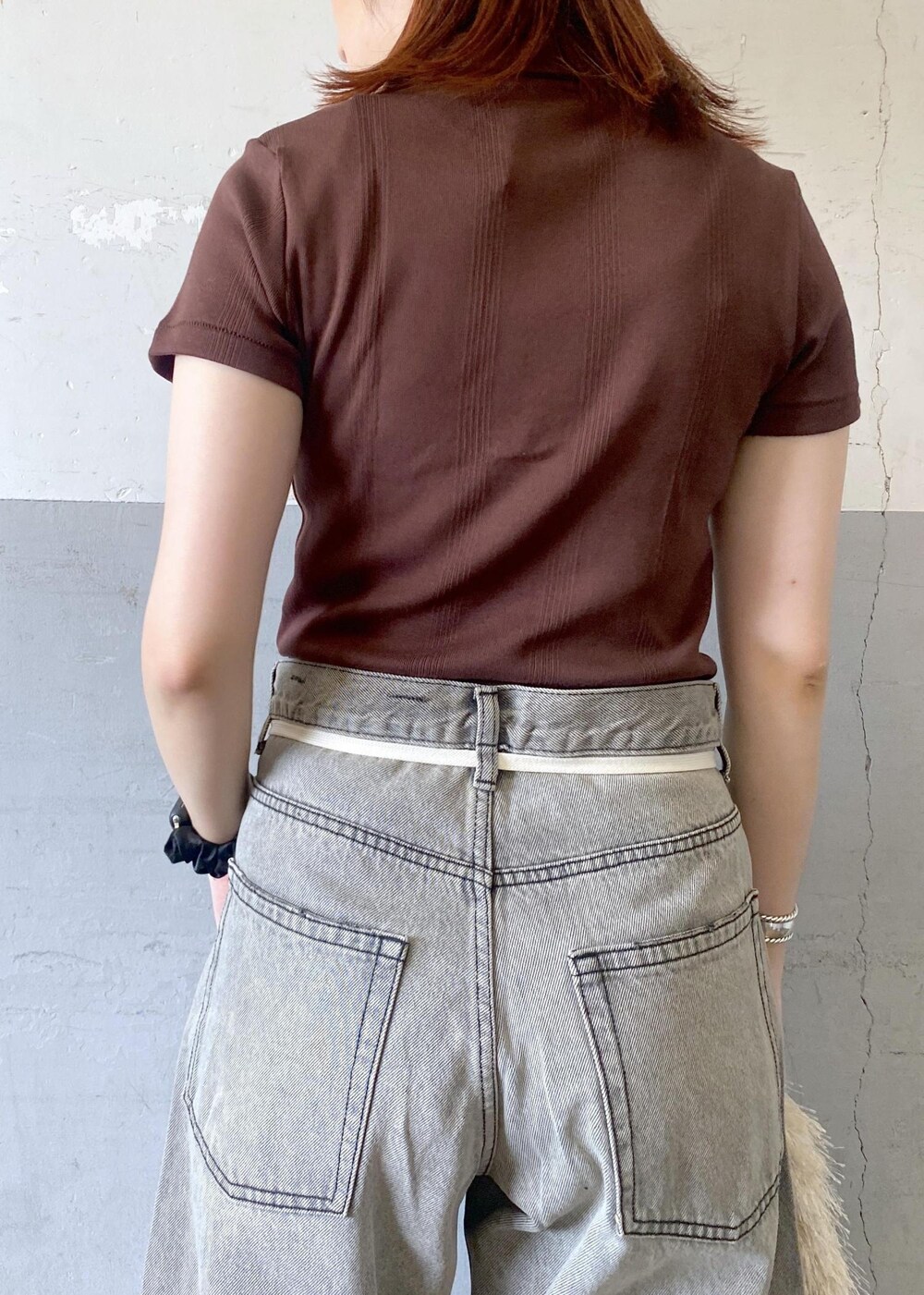 ブラック系のサンダル、ブラウン系のTシャツ/カットソー、ブラック系のデニムパンツを着用したレディースの夏コーディネートの10枚目の写真