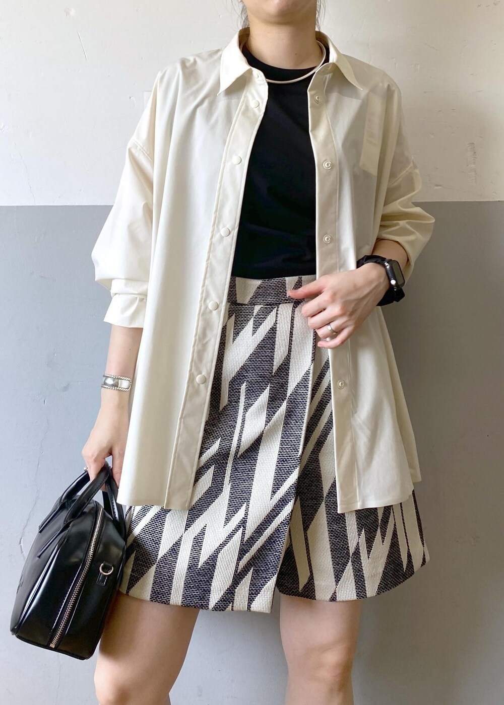 ブラック系のサンダル、ブラック系のボストンバッグ、ブラック系のタンクトップを着用したレディースの春コーディネートの6枚目の写真