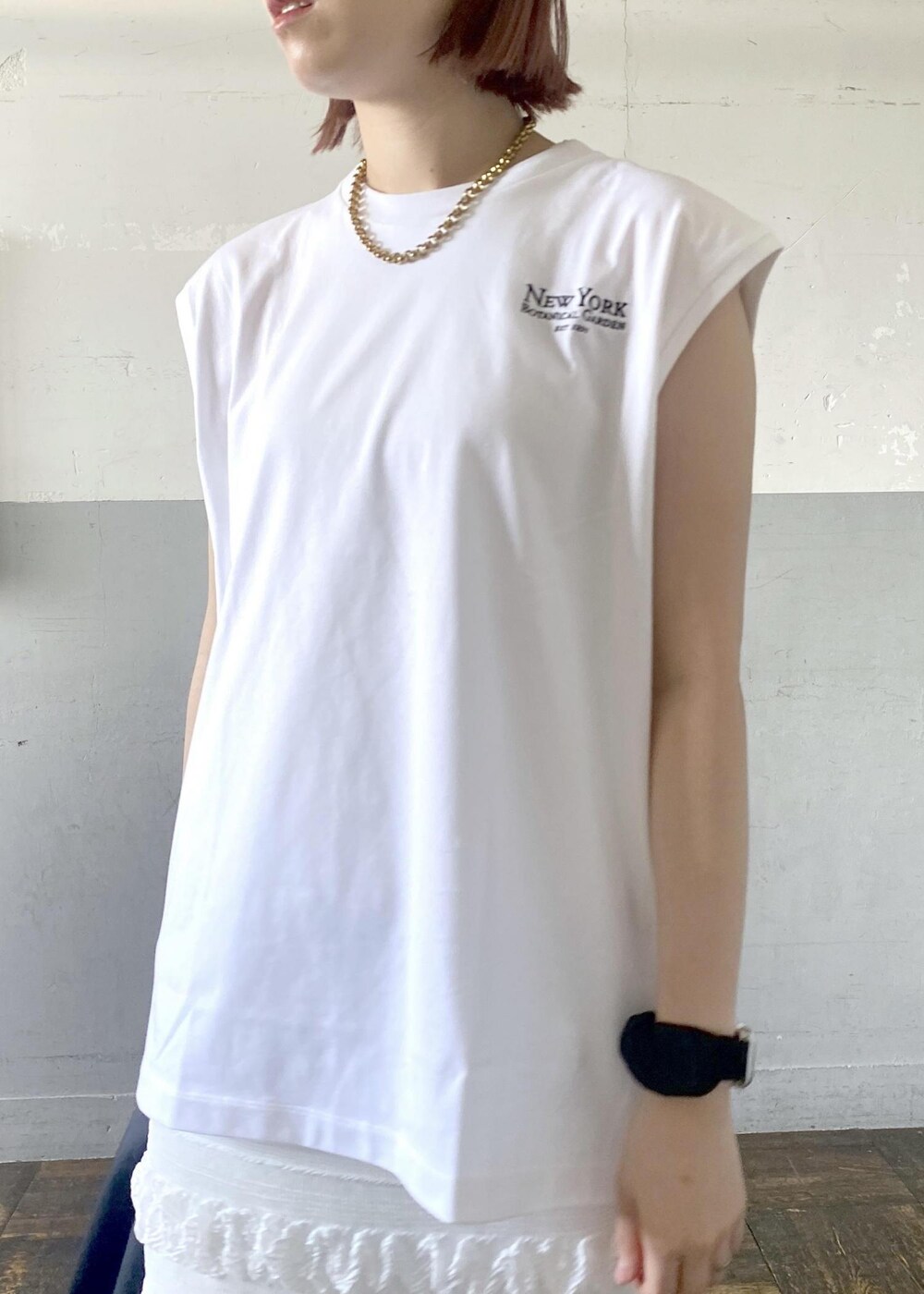 ブラック系のサンダル、ホワイト系のスカート、ホワイト系のTシャツ/カットソーを着用したレディースの夏コーディネートの8枚目の写真